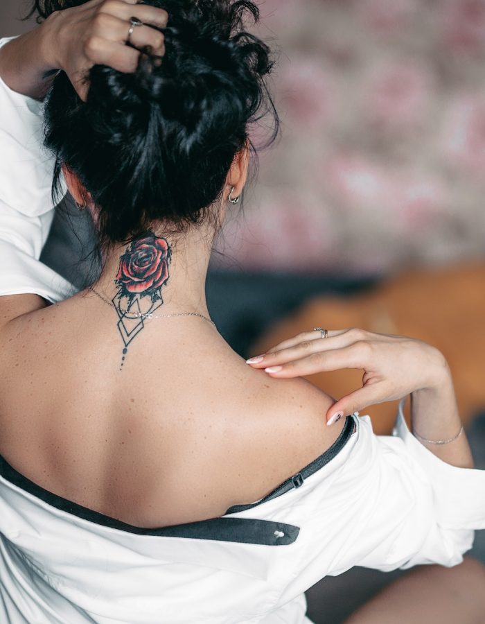 Back neck tattoo of a woman brunnete beautiful dirl