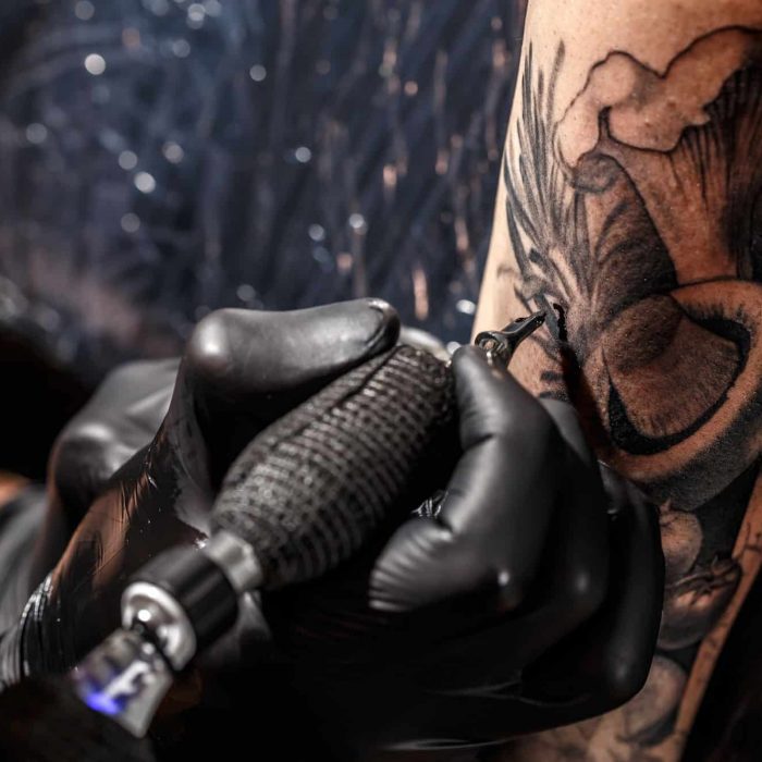 Tattoo artist makes a tattoo