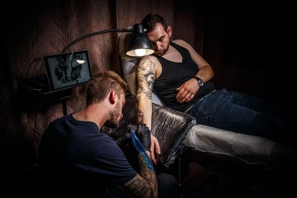 Tattoo artist makes a tattoo