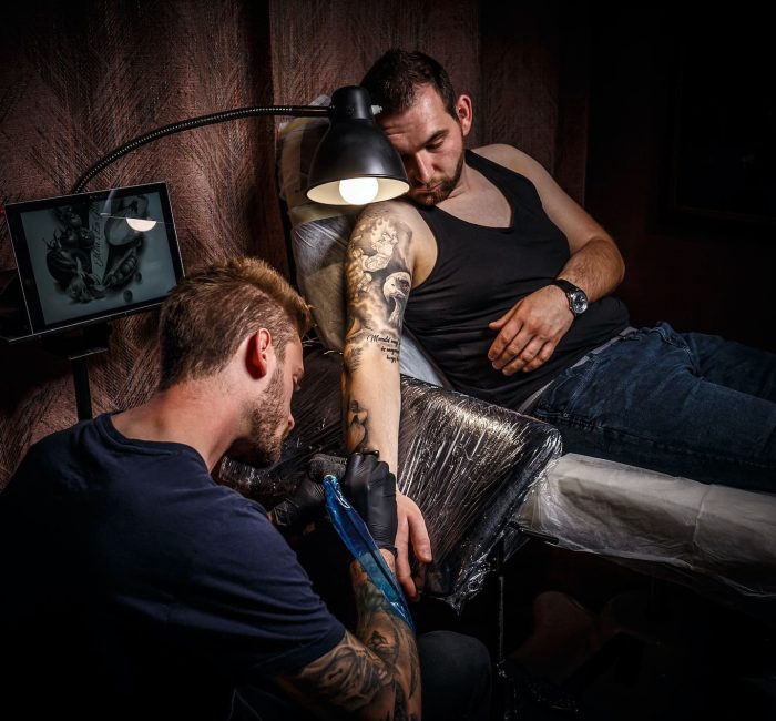Tattoo artist makes a tattoo